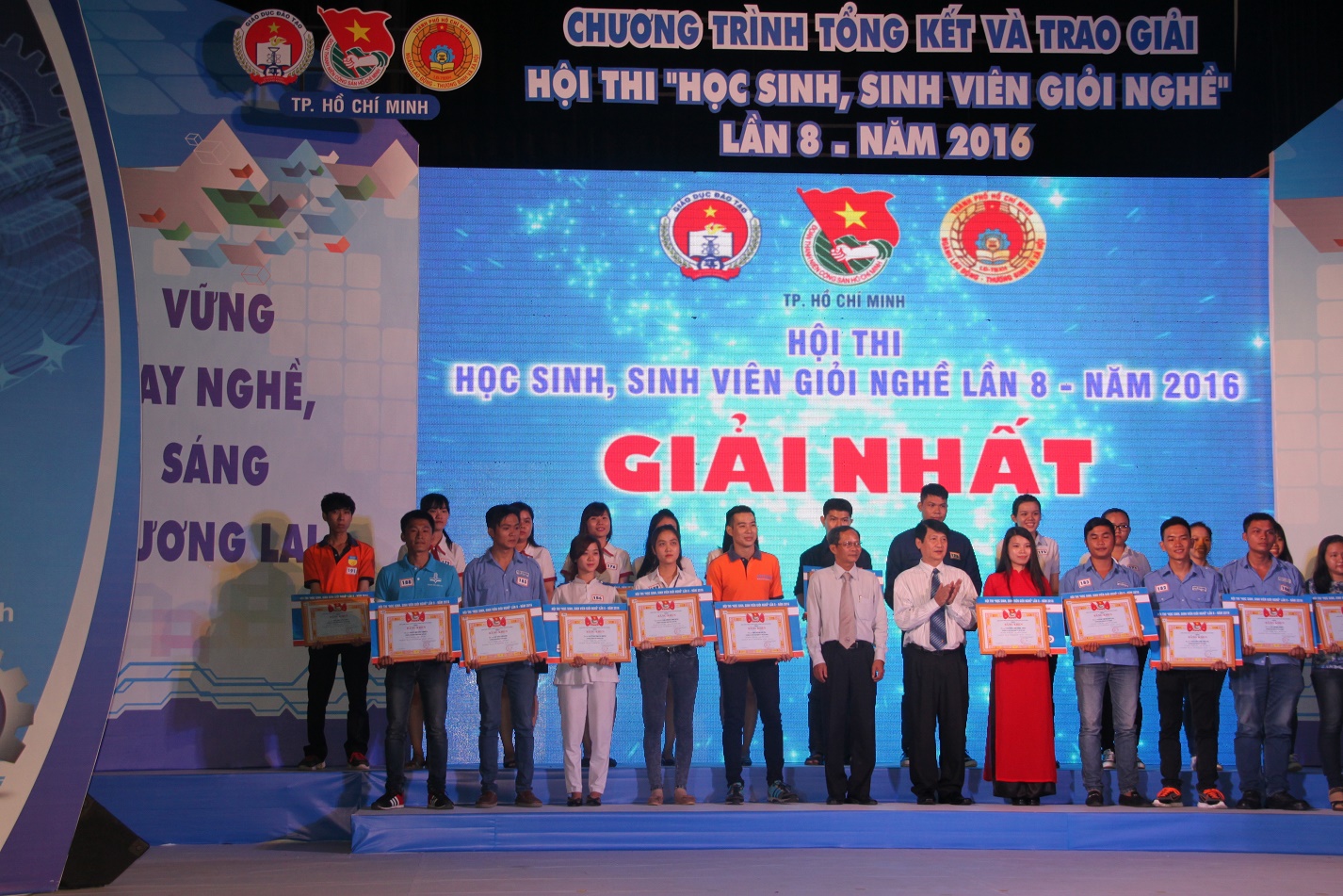 3. Bạn Huỳnh Thị Ái Diễm hàng đầu tiên thứ ba từ trái sang nhận giải